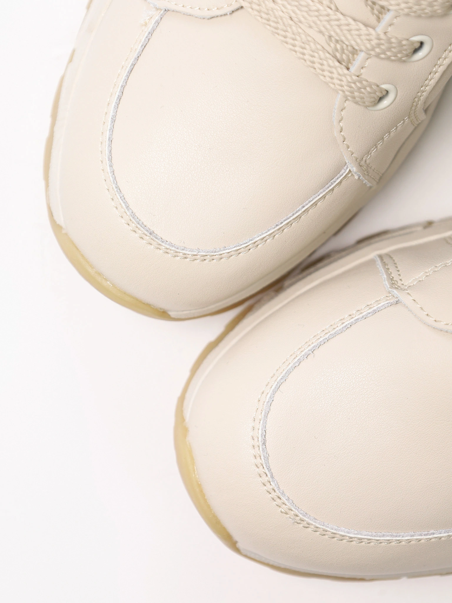 Ботинки бежевого цвета на рельефной подошве